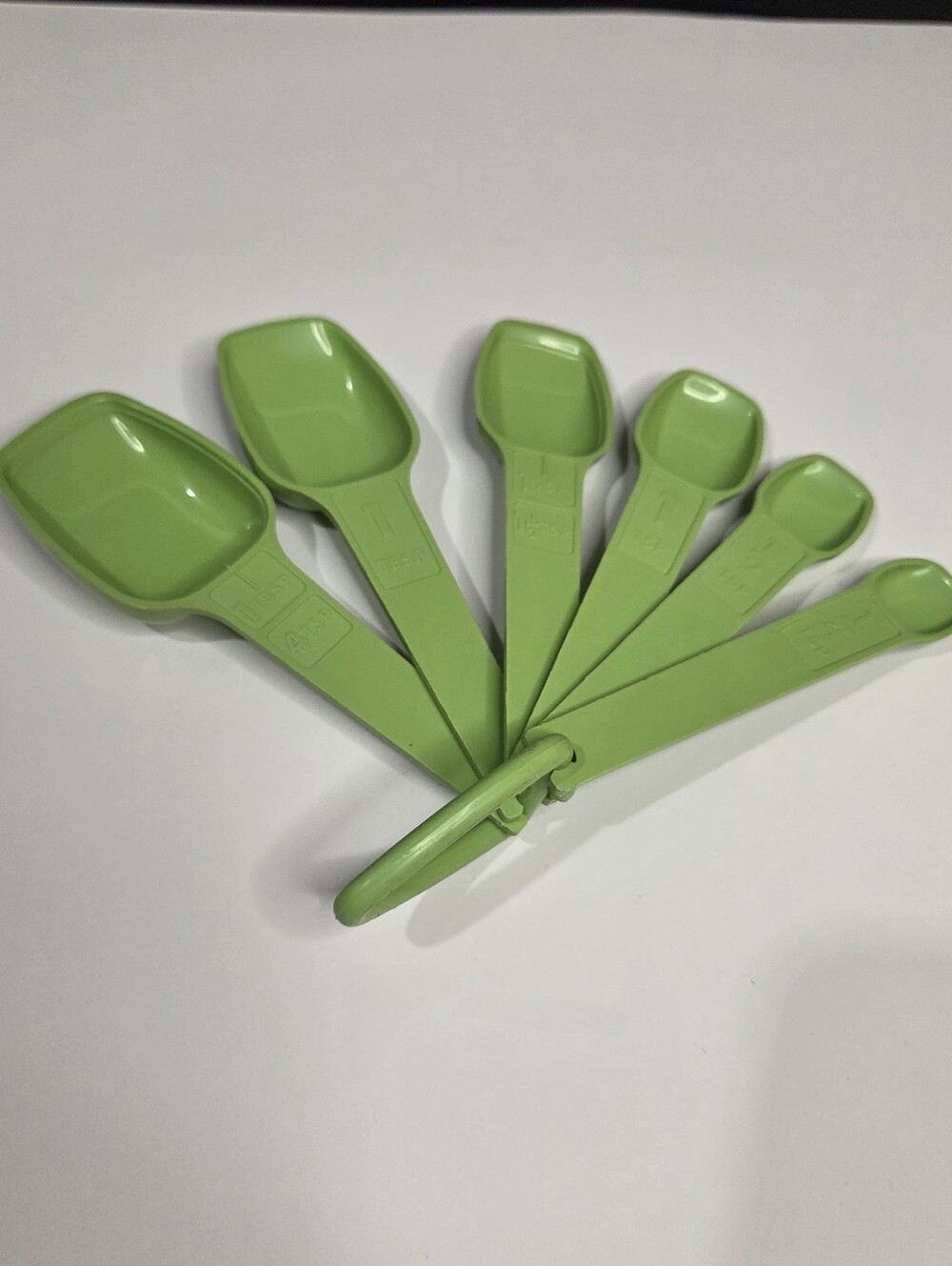 6pc Tupperware Apple Green Measuring Spoons With D Ring Good Vintage Condition